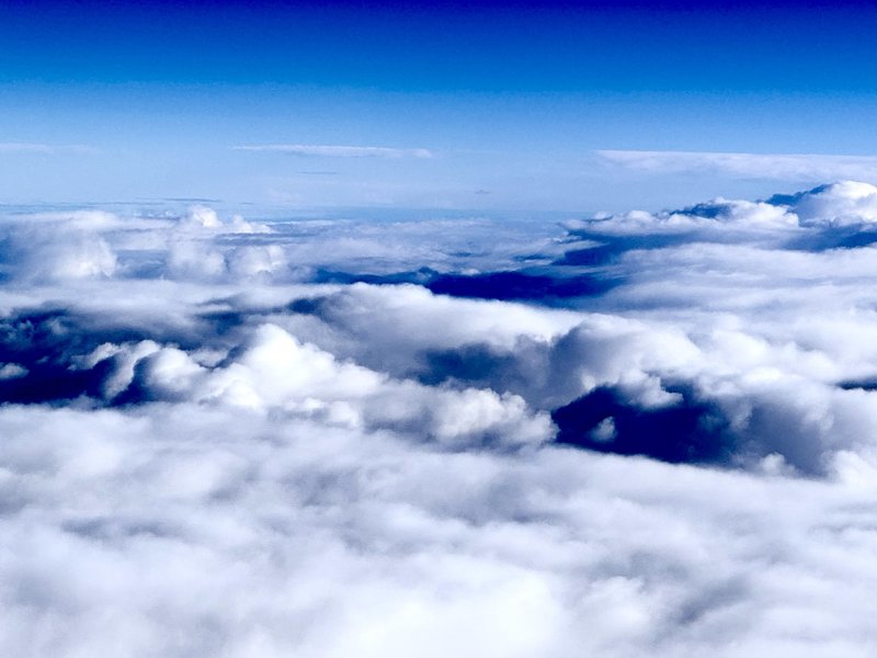 Titelbild für Beitrag: Christi Himmelfahrt - Nur ein Foto aus dem Fenster eines Flugzeugs. Nur der Himmel …