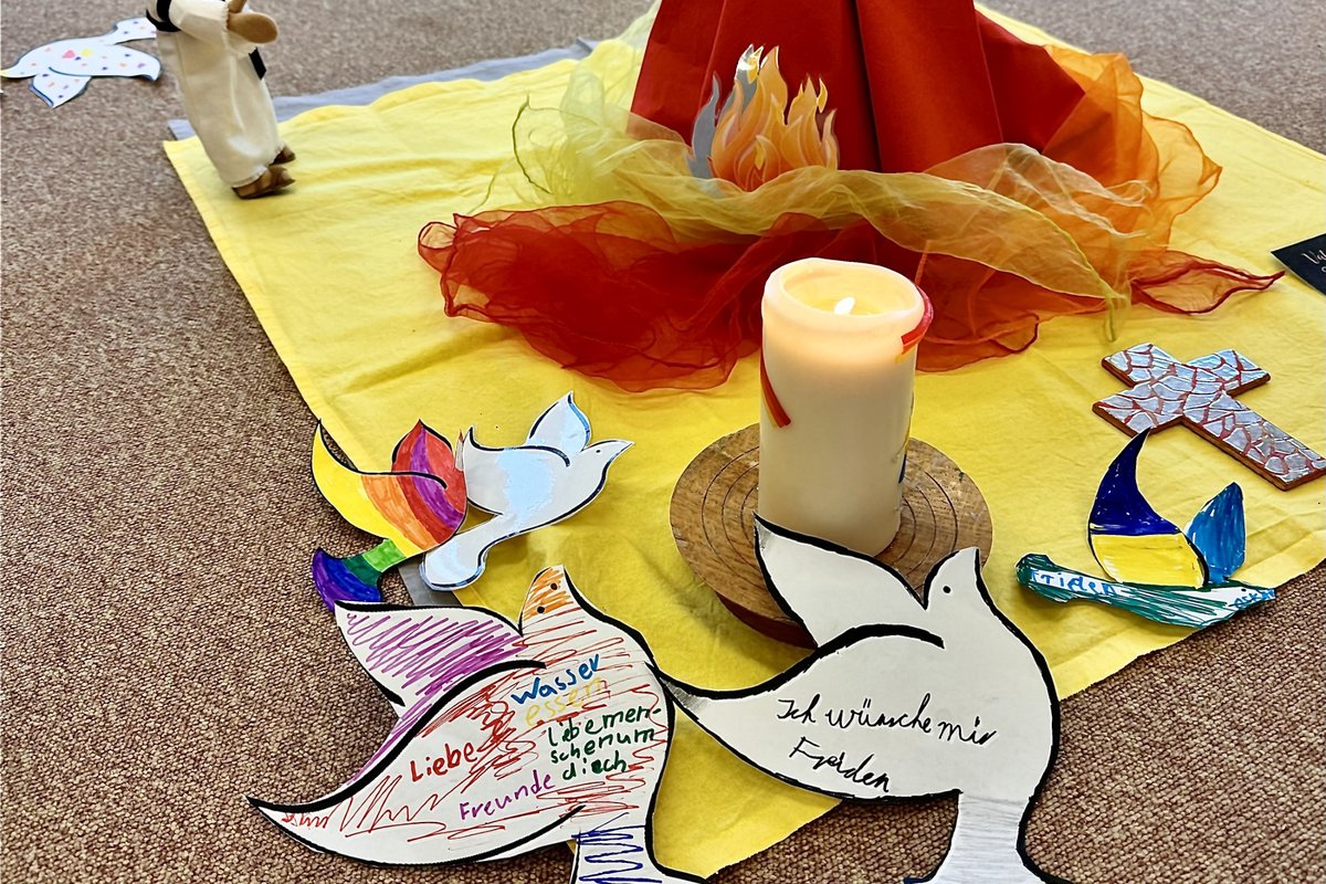 Titelbild für Beitrag: Mehr als nur eine gestaltete Mitte in einem Raum. Pfingsten sichtbar und erfahrbar. Von Kindern. Für Kinder. Mit Kindern.